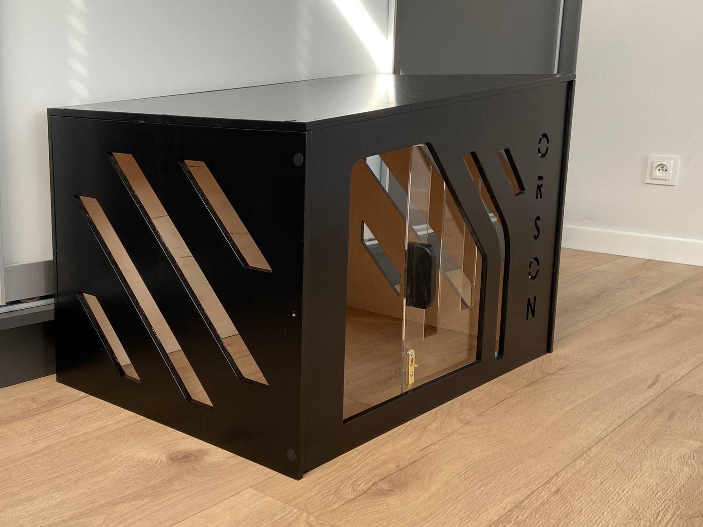 Dog kennel with plexiglass sliding door, house for dogs from small to large breeds, with your pet's name - WoW WooD