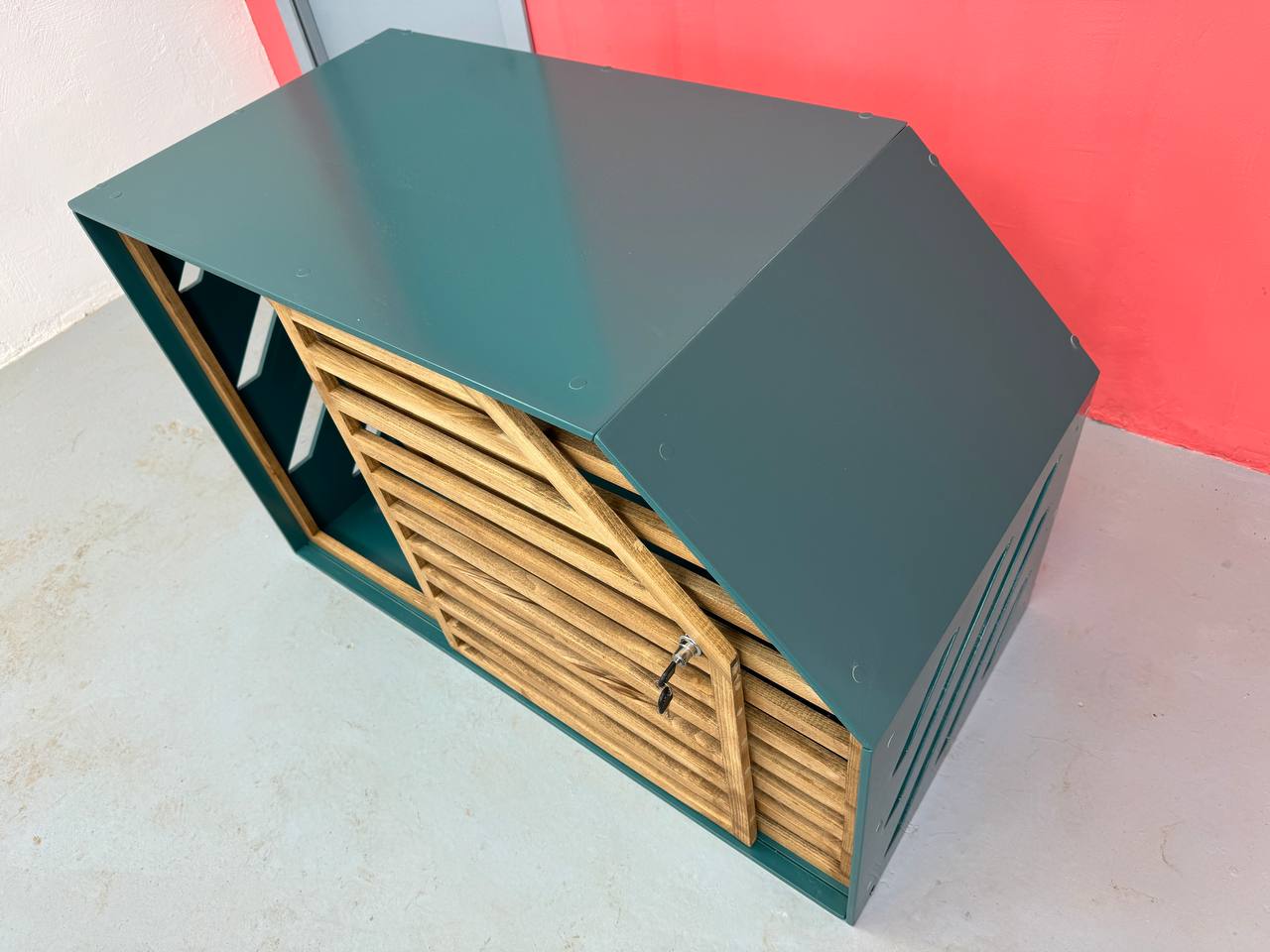 Unique Emerald Dog House - Stylish Shelter for Your Furry Companion