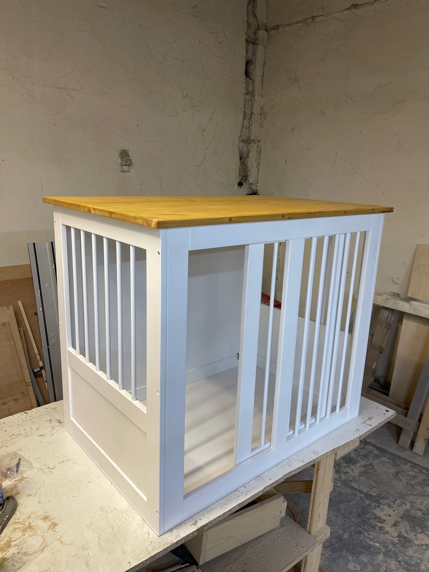 Beautiful dog crate with table 2 in 1