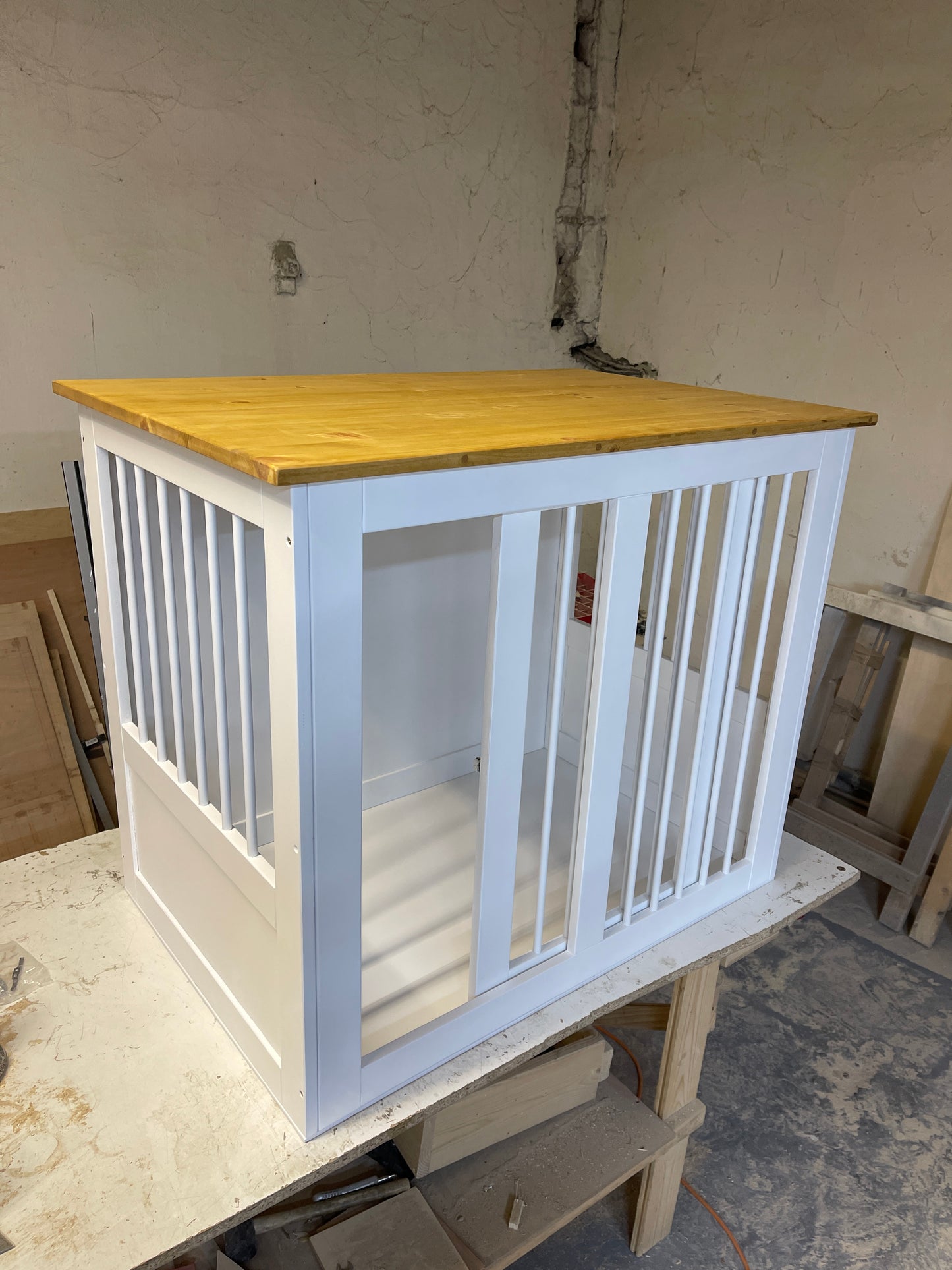 Beautiful dog crate with table 2 in 1