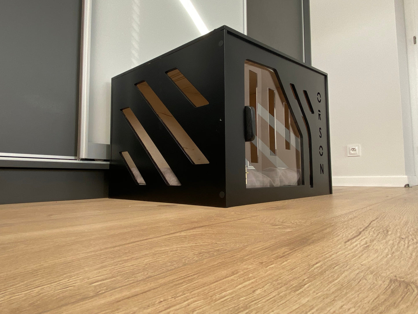 Dog kennel with plexiglass sliding door, house for dogs from small to large breeds, with your pet's name - WoW WooD